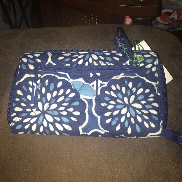 NWT Vera Bradley Zip Wallet/Wristet Petal Splash - Picture 3 of 6